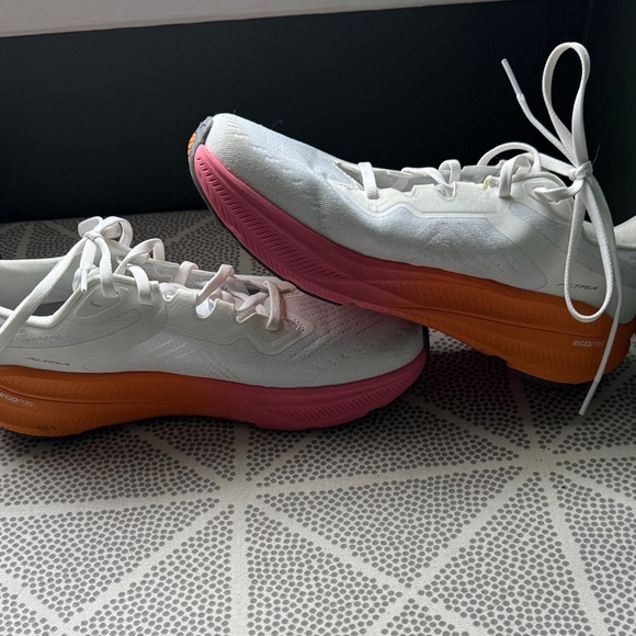 Altra Women’s White Running Shoes with Pink & Orange Midsole experience flow 2 - Picture 4 of 4